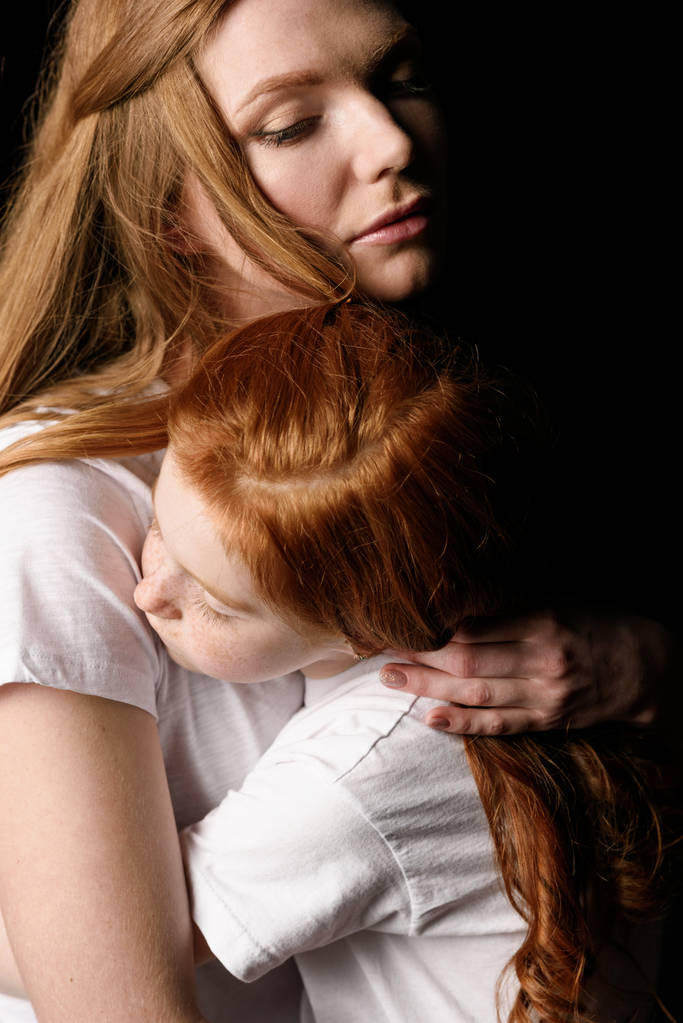Moeder knuffelen dochter - Foto, afbeelding