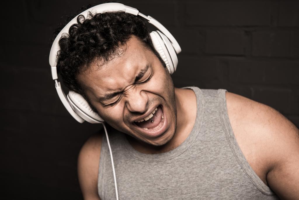człowiek słuchania muzyki w słuchawkach - Zdjęcie, obraz