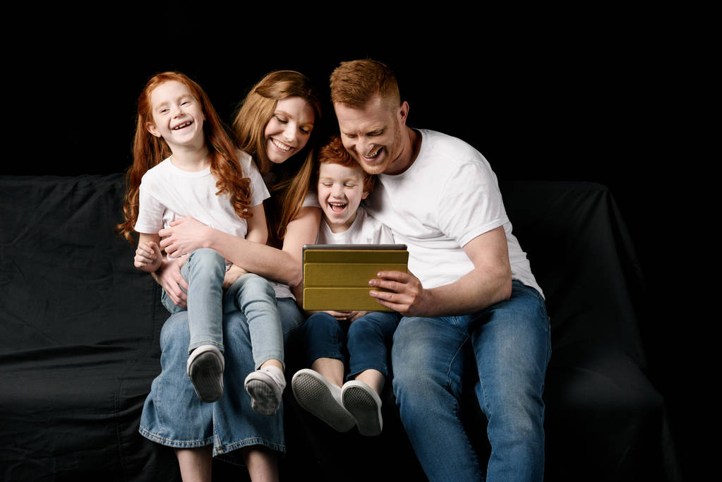 Familie nutzt Tablet  - Foto, Bild
