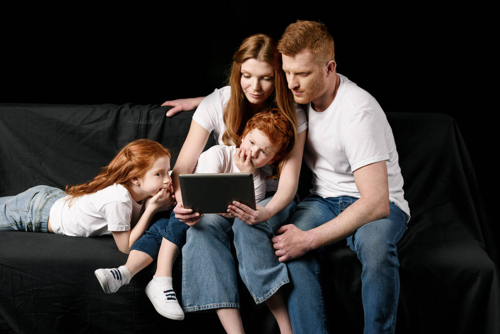 familie met behulp van Tablet PC  - Foto, afbeelding