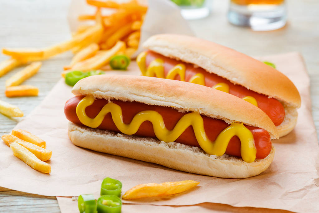Hagyományos hot dog mustárral - Fotó, kép