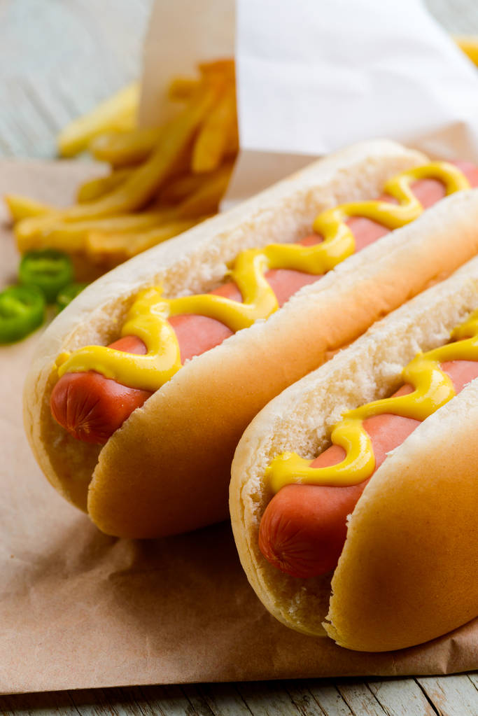 Apetyczny hot dogi z musztardą - Zdjęcie, obraz