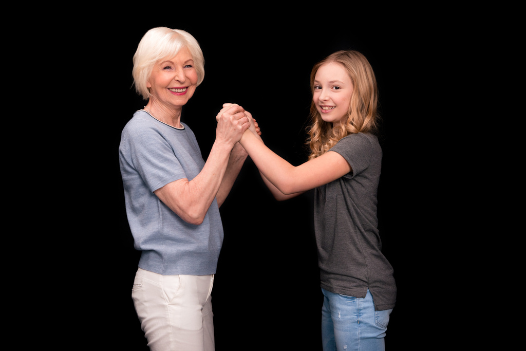 Großmutter und Enkelin halten Händchen  - Foto, Bild