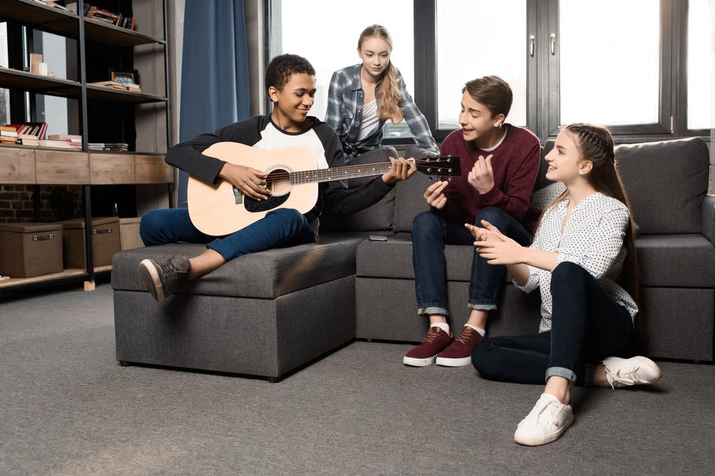 tieners spelen acustic-gitaar  - Foto, afbeelding