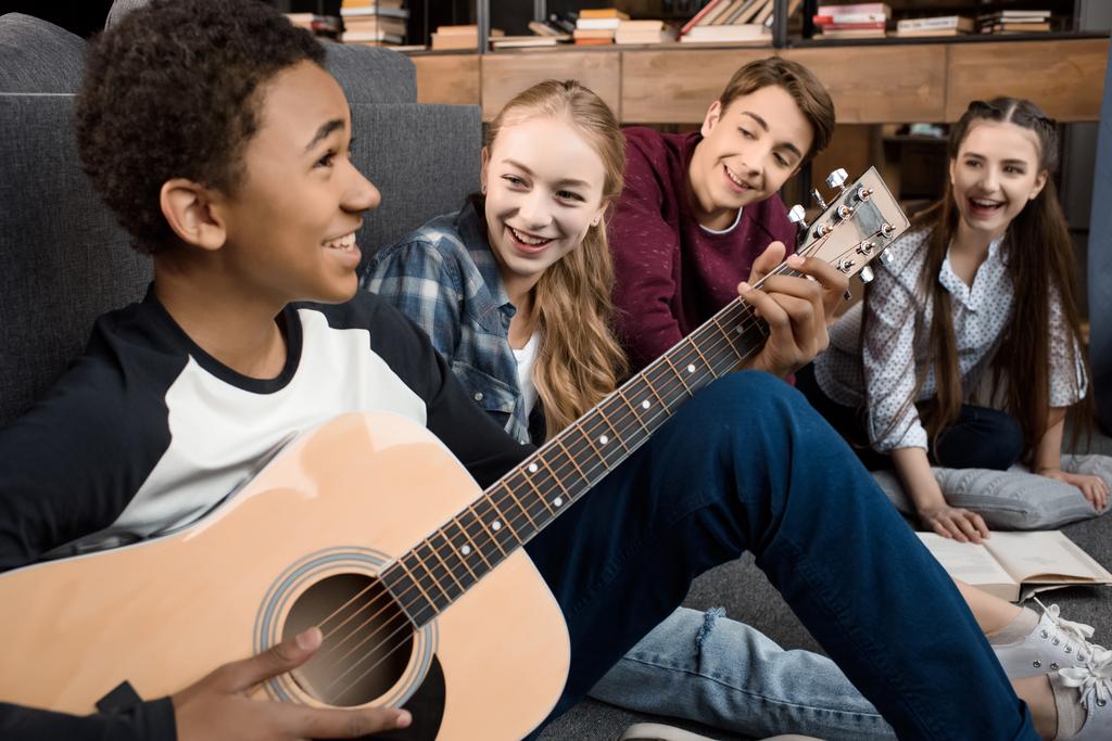 adolescentes tocando guitarra acustica
  - Foto, imagen