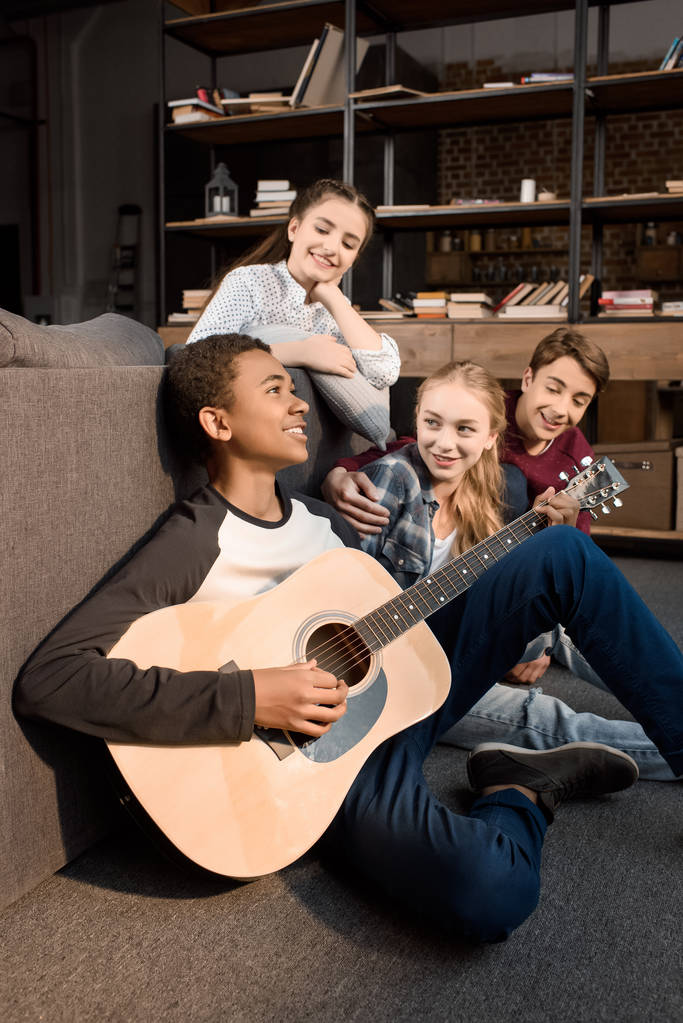 adolescentes tocando guitarra acústica
  - Foto, Imagem