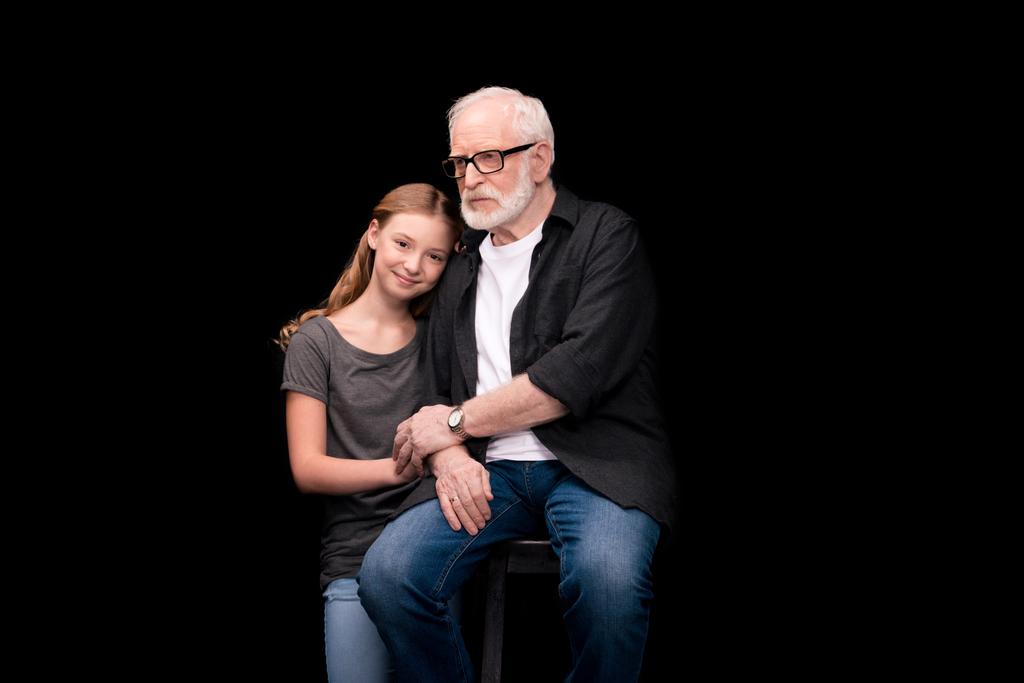 grootvader en tiener kleindochter - Foto, afbeelding