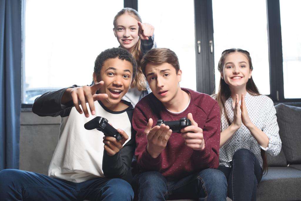 adolescents multiculturels avec joysticks
 - Photo, image