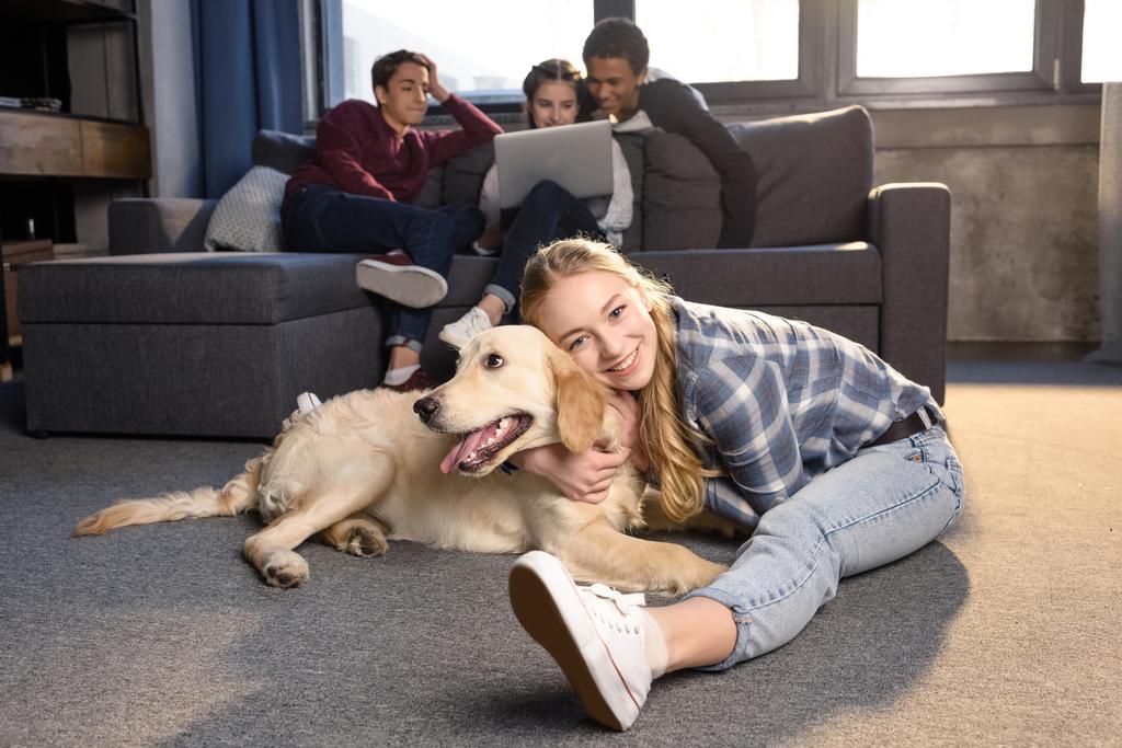 Adolescents et golden retriever chien
  - Photo, image