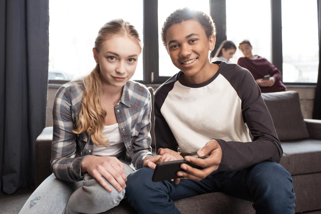 Nastolatek para przy użyciu smartfona  - Zdjęcie, obraz
