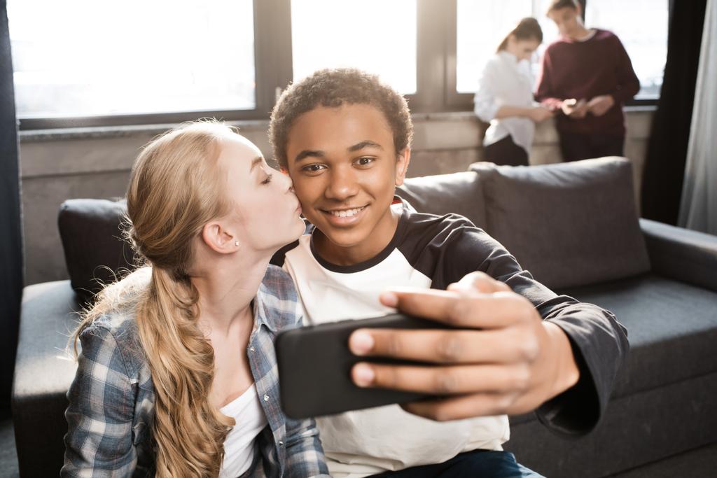 Teenie-Paar macht Selfie  - Foto, Bild