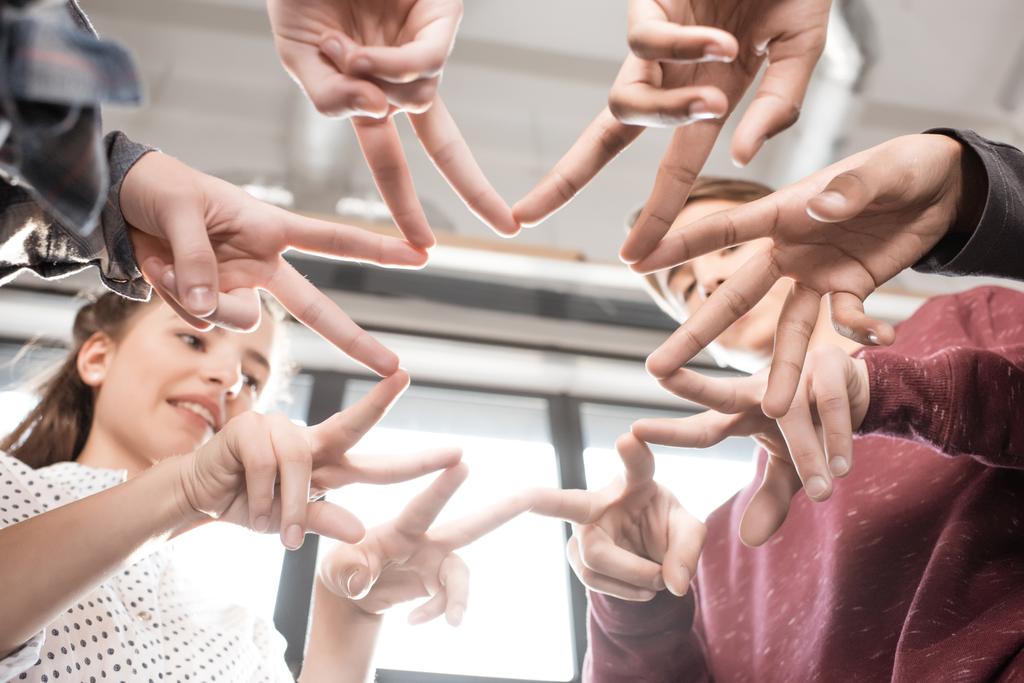 Adolescentes haciendo gestos juntos
  - Foto, imagen