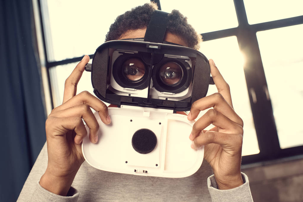 Ragazzo in realtà virtuale auricolare
  - Foto, immagini