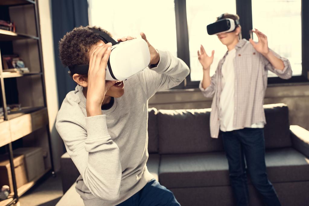 chlapci ve virtuální realitě sluchátka - Fotografie, Obrázek