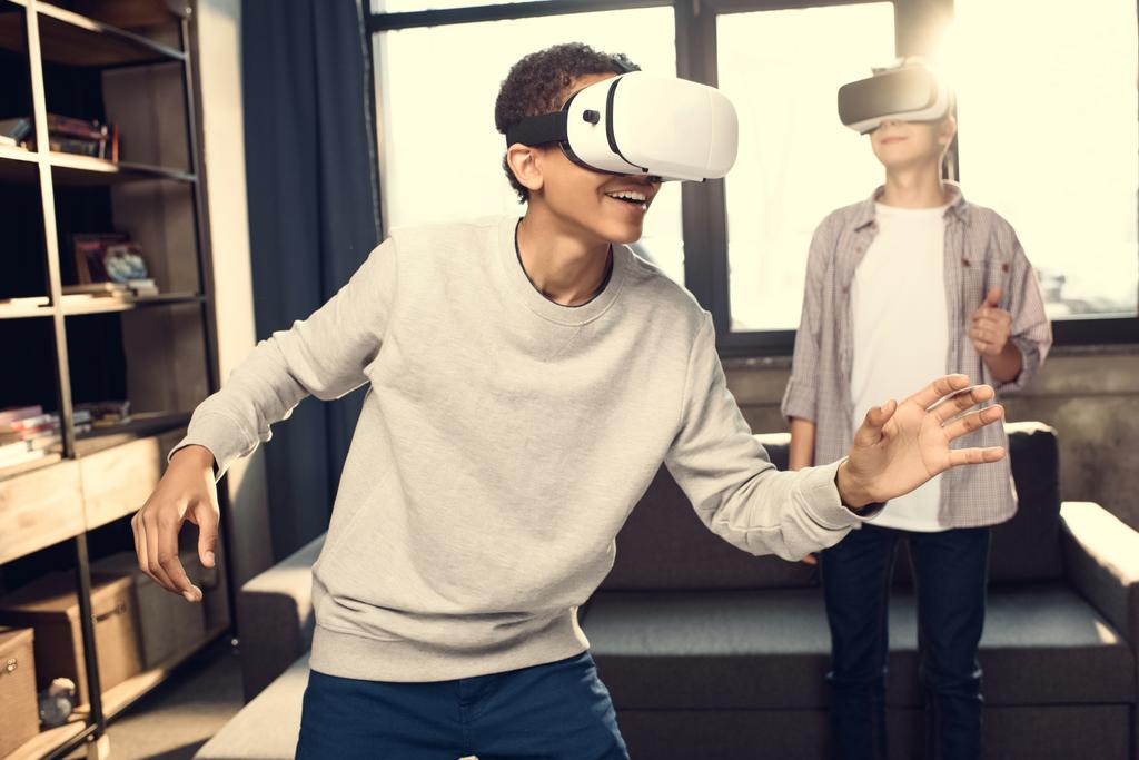 Jungen in Virtual-Reality-Headsets - Foto, Bild