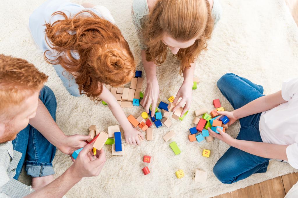 Familia jugando con constructor
  - Foto, imagen