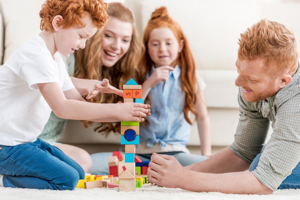 Familia jugando con constructor
  - Foto, imagen