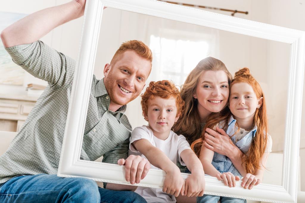Gyönyörű vörös hajú család  - Fotó, kép