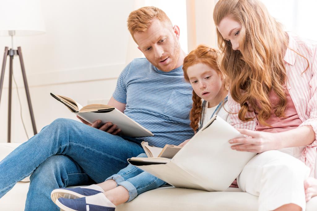 pais com filha lendo livros
   - Foto, Imagem