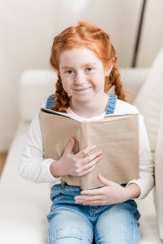 holčička čte knihu  - Fotografie, Obrázek