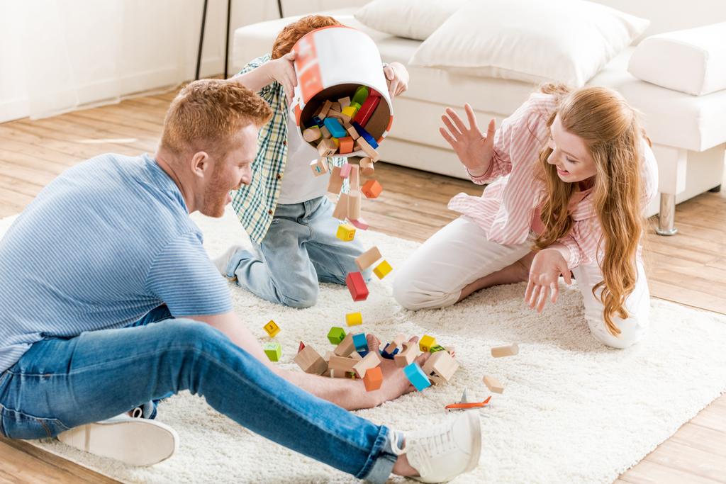 Familie spelen met speelgoed - Foto, afbeelding