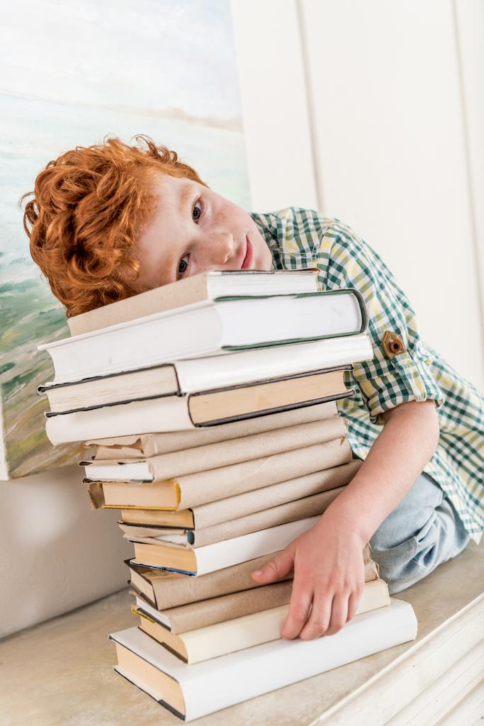 маленький хлопчик і купа книг
 - Фото, зображення
