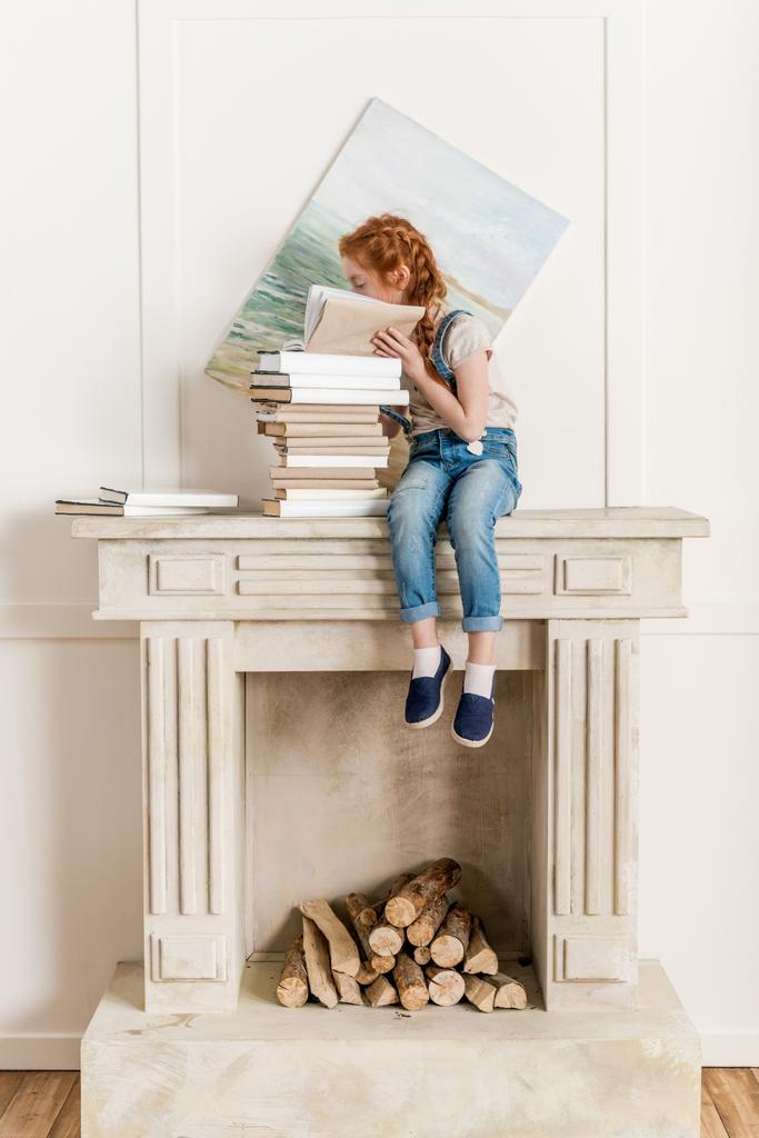 klein meisje en stapel boeken - Foto, afbeelding