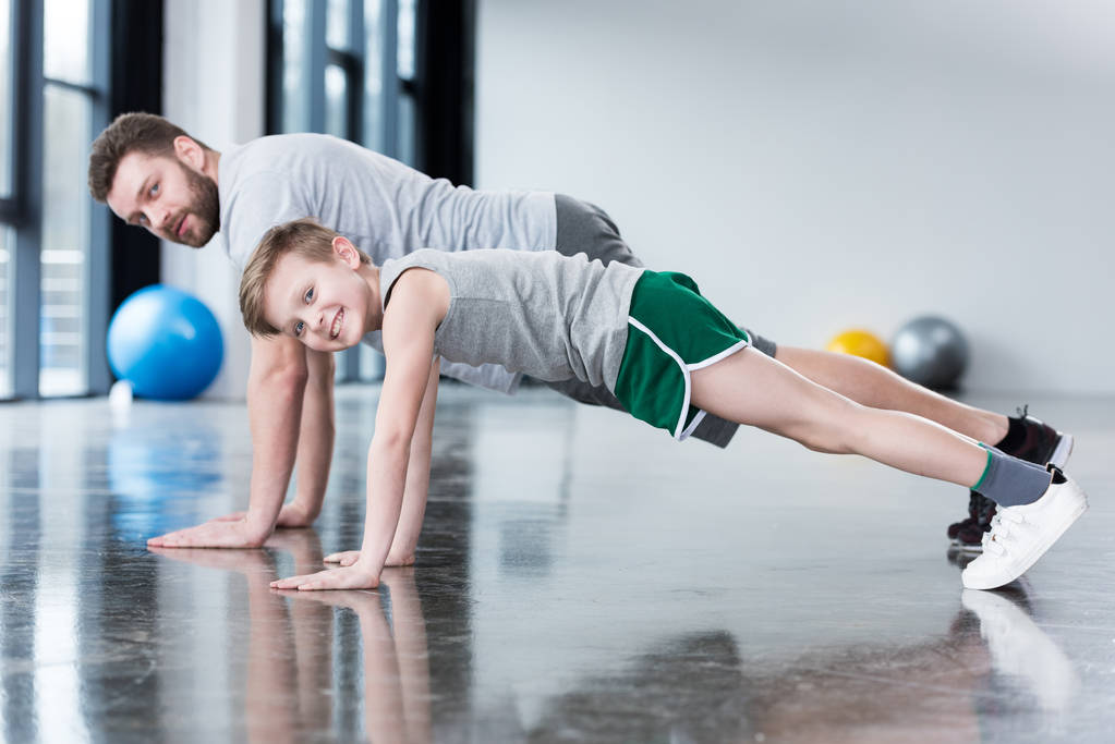 Hombre y niño haciendo flexiones
  - Foto, Imagen