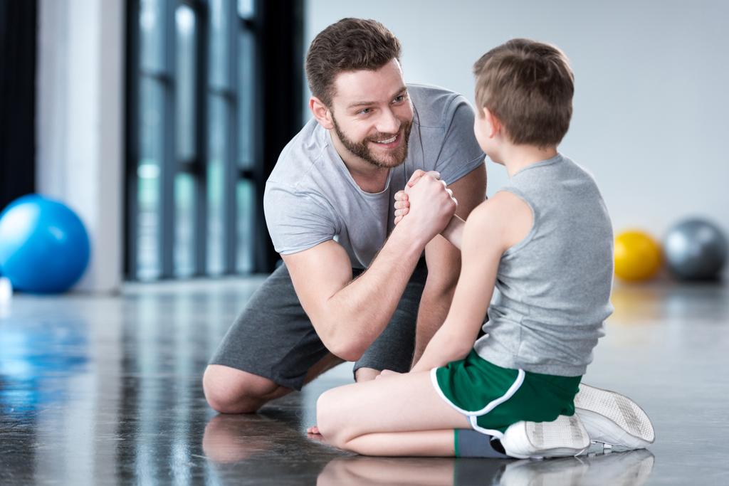 Fitness merkezinde genç adam çocukla - Fotoğraf, Görsel