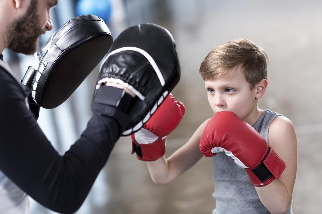 menino boxeador praticando socos
 - Foto, Imagem