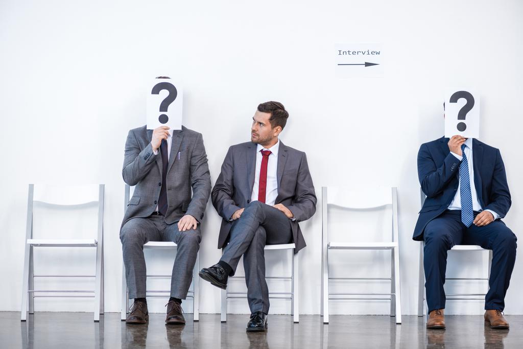 бизнесмены ждут интервью
 - Фото, изображение