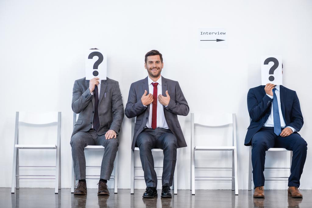 hombres de negocios esperando una entrevista
 - Foto, imagen
