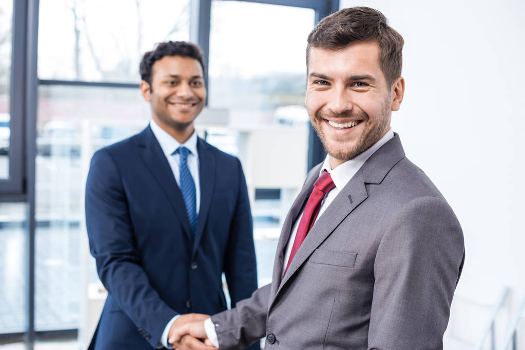 Бизнесмены пожимают друг другу руки  - Фото, изображение