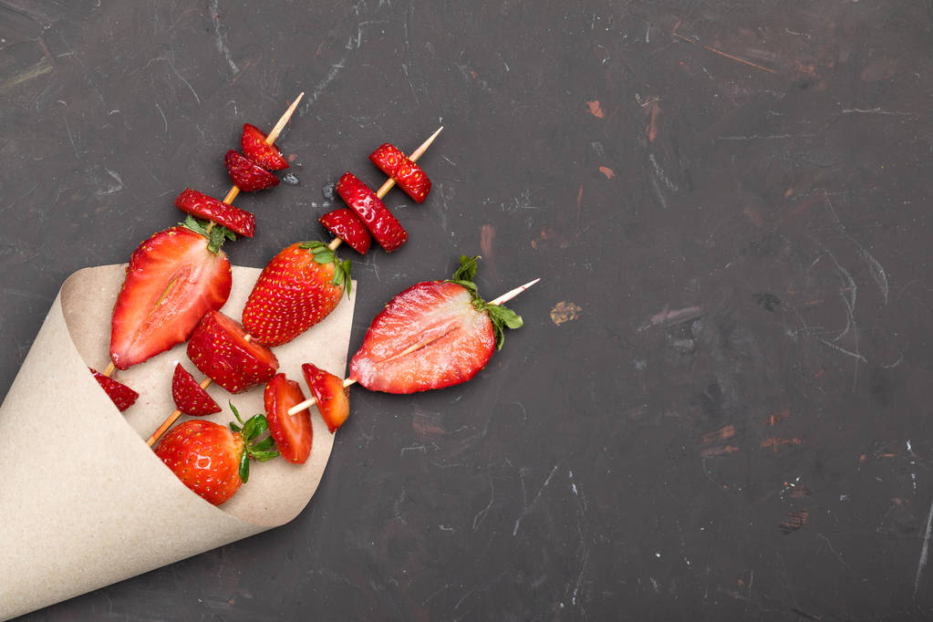 fraises sur brochettes en bois
 - Photo, image