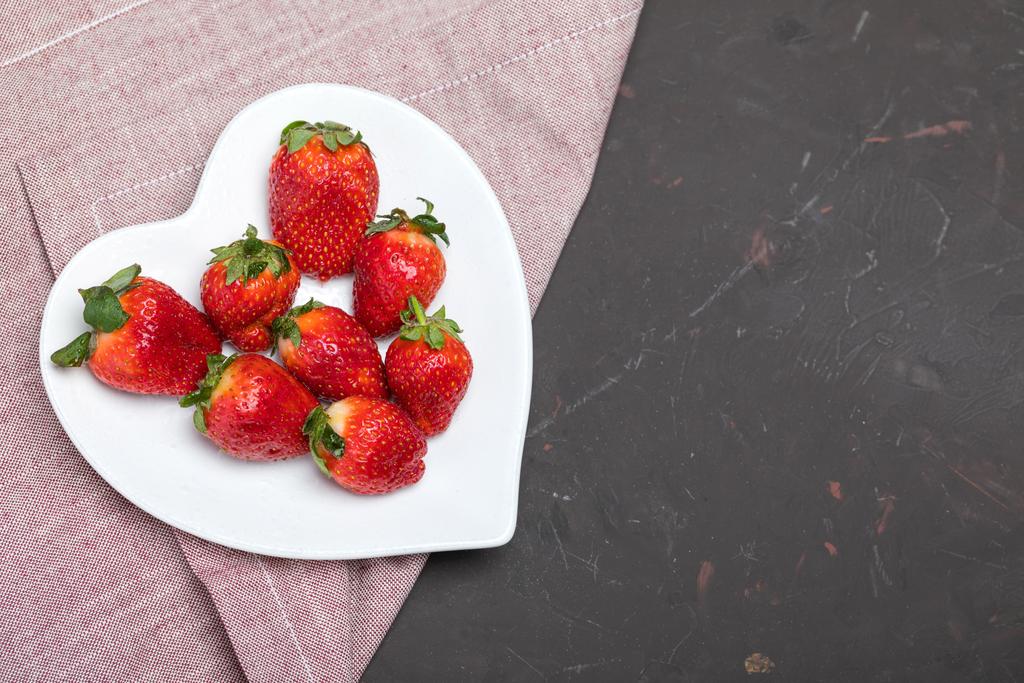 fraises sur plaque en forme de coeur
 - Photo, image