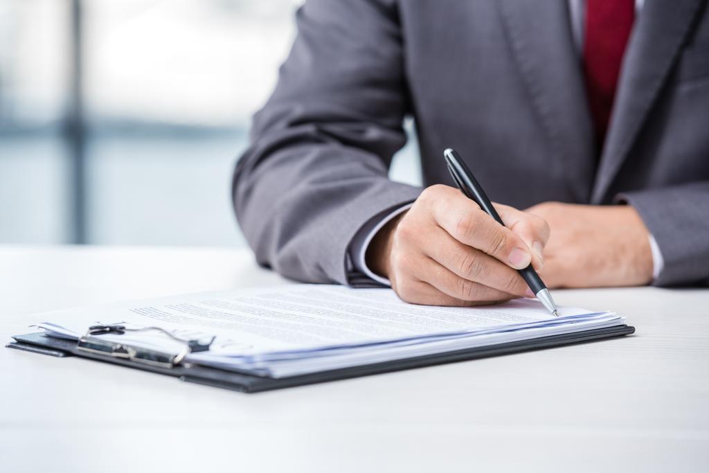 Businessman signing contract  - Photo, Image