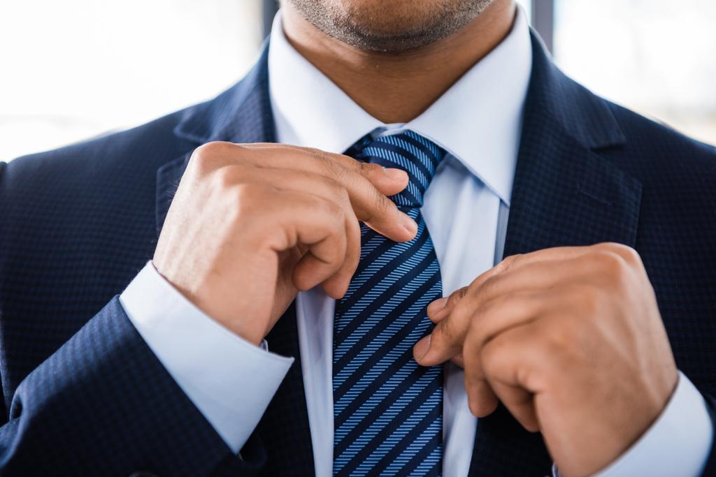 Empresário amarrando gravata
  - Foto, Imagem