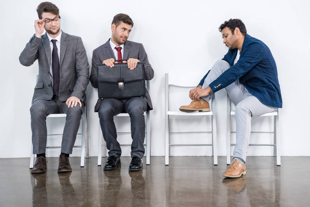 Empresários sentados em cadeiras
 - Foto, Imagem