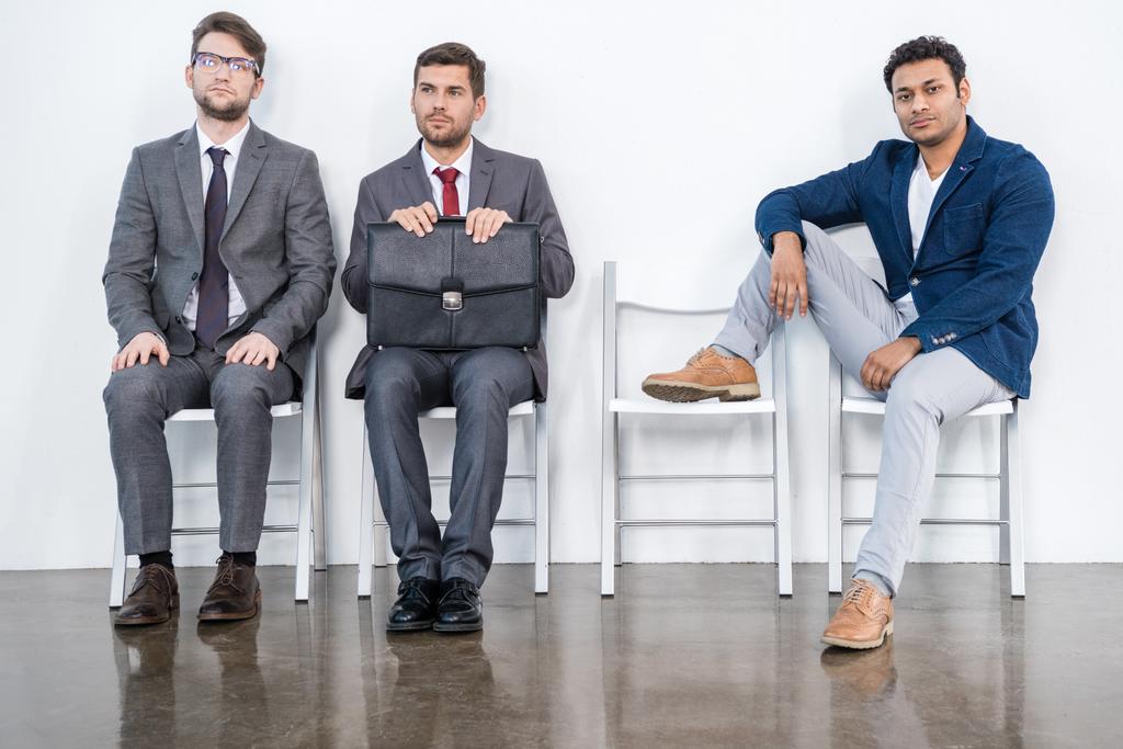 Biznesmenów siedząc na krzesłach - Zdjęcie, obraz