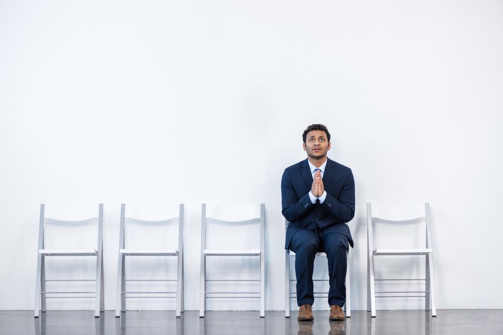 üzletember ül a széken - Fotó, kép