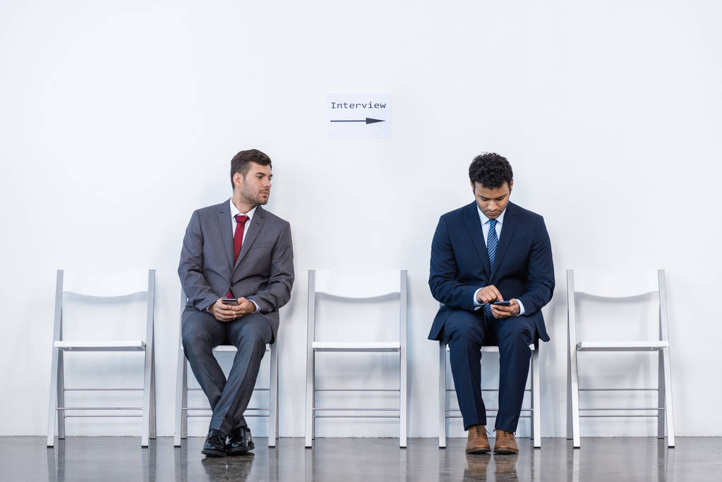Empresários sentados em cadeiras
 - Foto, Imagem