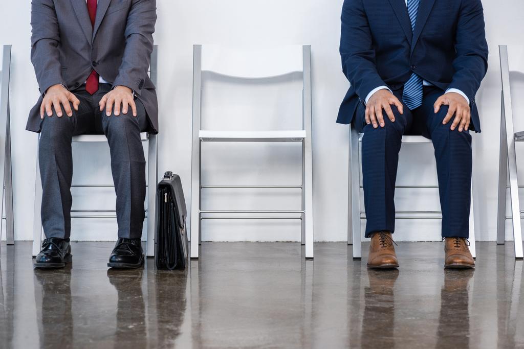 Biznesmenów siedząc na krzesłach - Zdjęcie, obraz