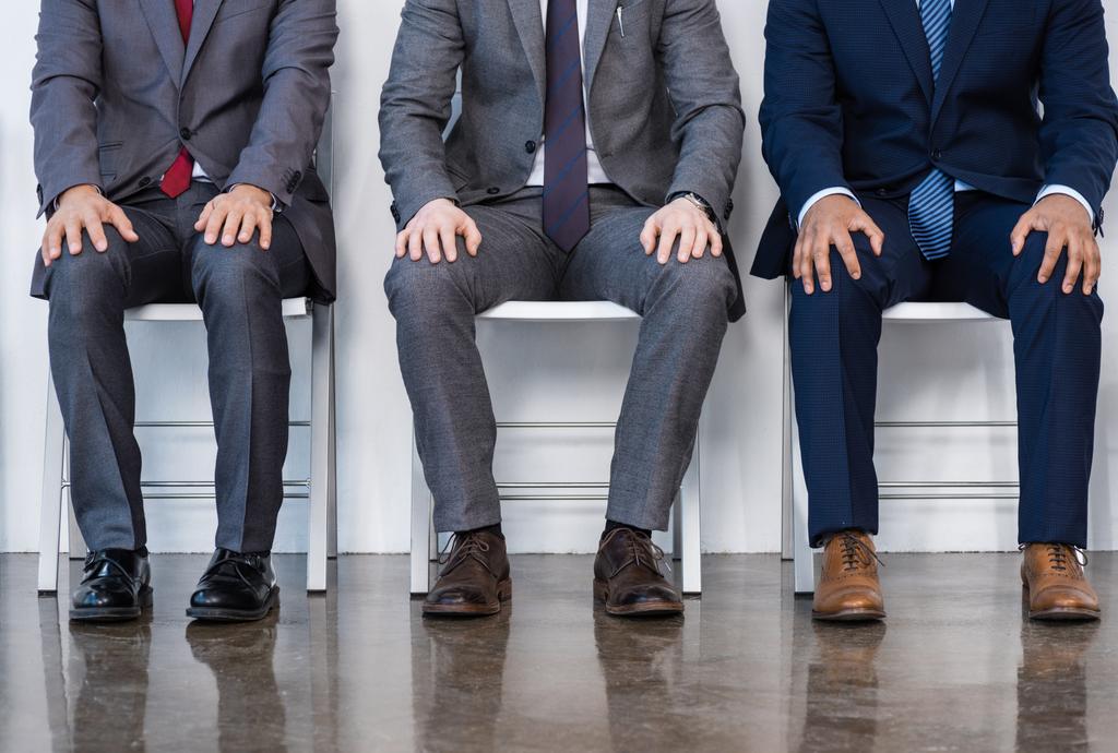 Бизнесмены, сидящие на стульях
 - Фото, изображение