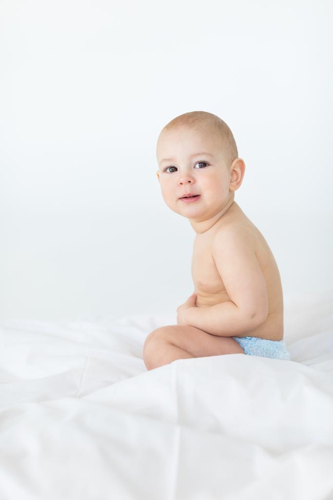 Bambino seduto sul letto    - Foto, immagini