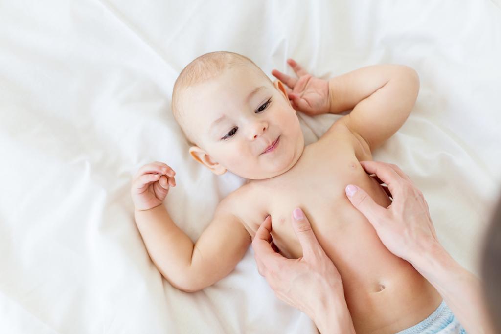 Mãe massageando bebê
    - Foto, Imagem