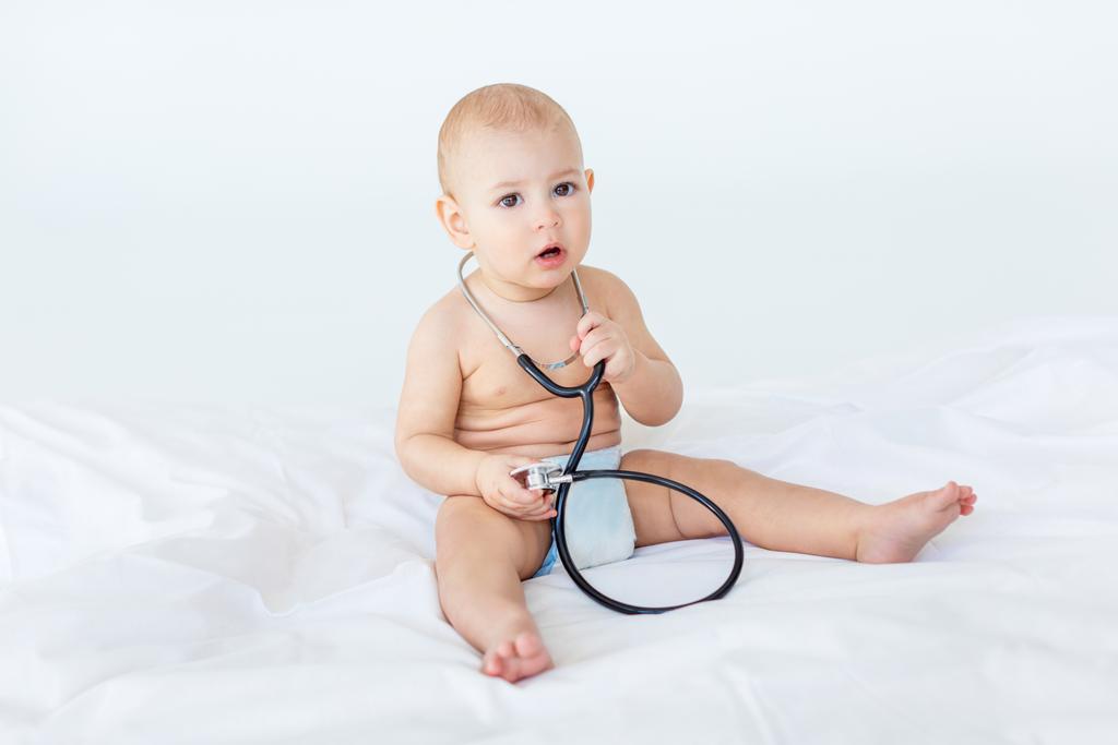 Малыш со стетоскопом
    - Фото, изображение