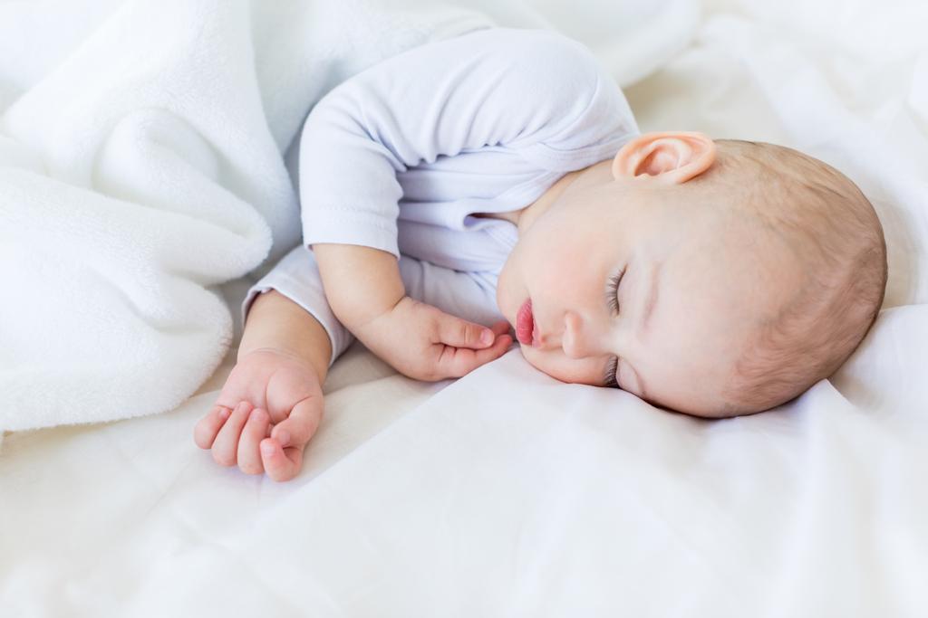 alvó baba-fiú  - Fotó, kép