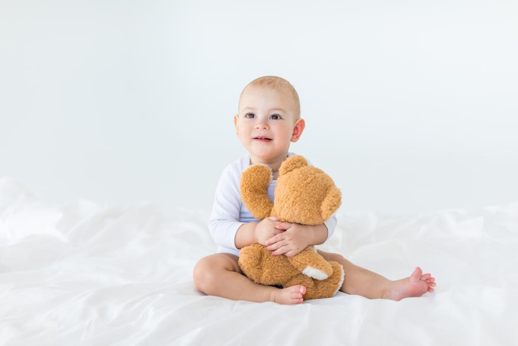 Babyjongen met teddy bear   - Foto, afbeelding
