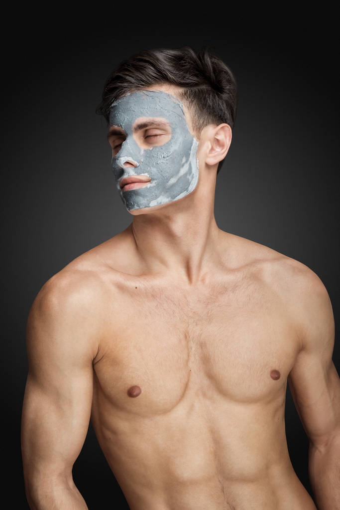 homem com limpeza máscara facial de barro
 - Foto, Imagem