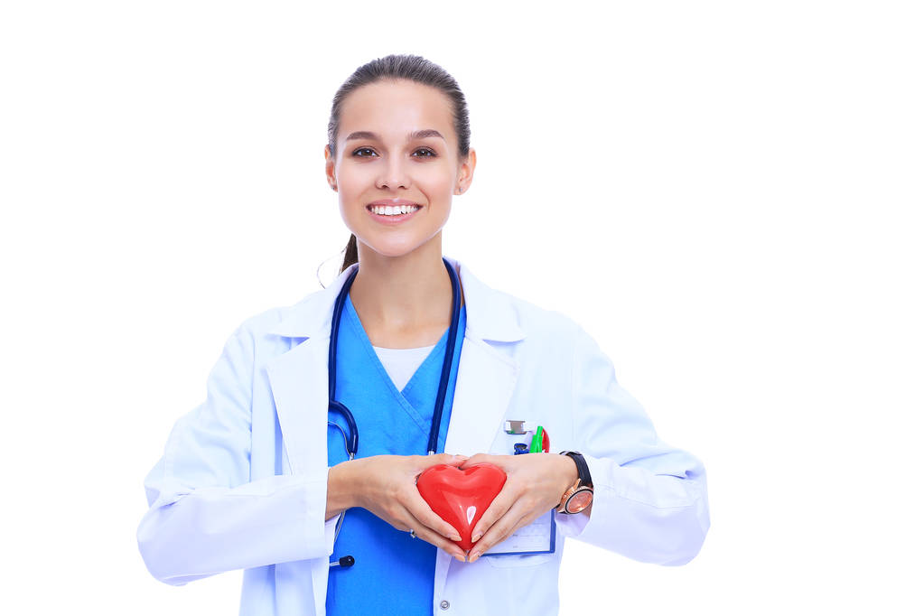 Позитивная женщина-врач, стоящая со стетоскопом и символом красного сердца
 - Фото, изображение